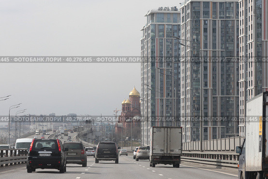 Москва автомобили на Северо-восточной хорде (2023 год). Редакционное фото, фотограф Дмитрий Неумоин / Фотобанк Лори