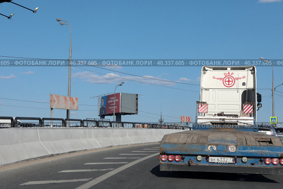МОсква автотранспорт на ТТК и банер Лейтенант Курбан Камилов (2023 год). Редакционное фото, фотограф Дмитрий Неумоин / Фотобанк Лори