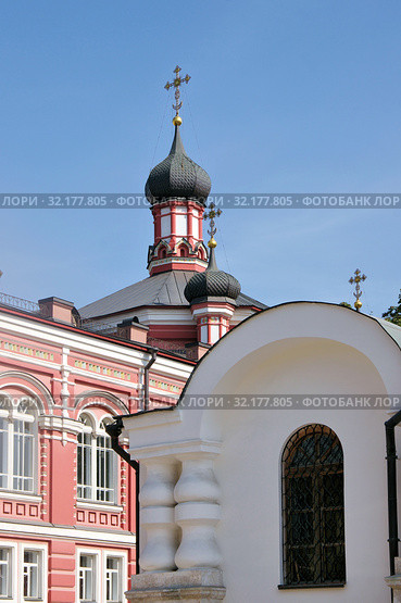 Москва. Богородице-Рождественский монастырь, XVI—XIX век. Трапезный корпус с пятиглавым бесстолпным храмом в честь Казанской иконы Божией Матери (2019 год). Стоковое фото, фотограф Илюхина Наталья / Фотобанк Лори