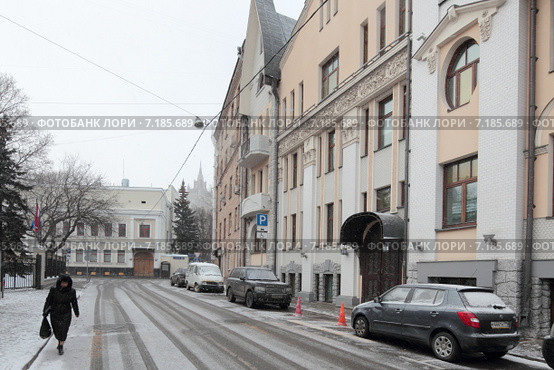 Москва, Чистый переулок дом 8 с видом на Большой Левшинский переулок и шпиль МИДа (2015 год). Редакционное фото, фотограф Дмитрий Неумоин / Фотобанк Лори