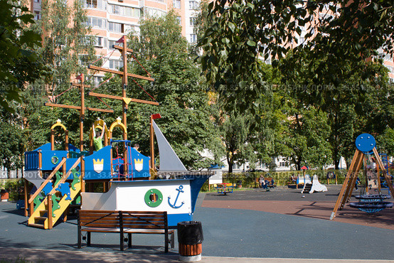 Москва. Детская площадка в сквере на улице Тихомирова, Северное Медведково (2019 год). Редакционное фото, фотограф Елена Орлова / Фотобанк Лори