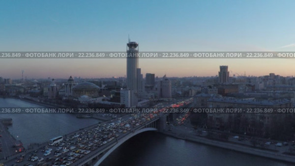 Москва. Дом Музыки на Космодамианской набережной. Вид с коптера. Стоковое видео, видеограф Евгений Ковалев / Фотобанк Лори