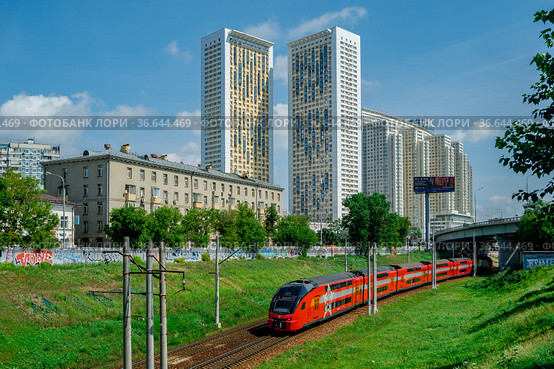 Москва, двухэтажный электропоезд "Аэроэкспресс" выезжает со станции Беговая (2021 год). Редакционное фото, фотограф glokaya_kuzdra / Фотобанк Лори