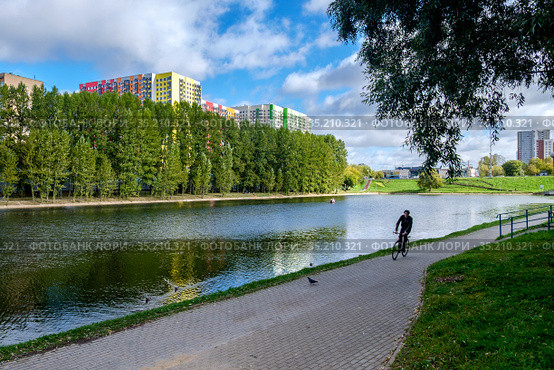 Москва, Фили-Давыдково, народный парк "Пионерский" и Мазиловский пруд (2020 год). Редакционное фото, фотограф glokaya_kuzdra / Фотобанк Лори