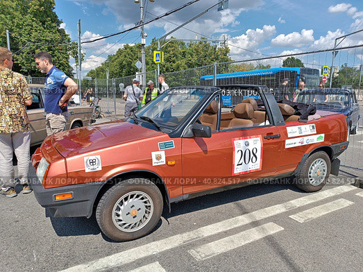 Москва. Городской фестиваль "Ретрорейс" на Воробьевых горах. Lada кабриолет "Лада Наташа" (2023 год). Редакционное фото, фотограф Илюхина Наталья / Фотобанк Лори