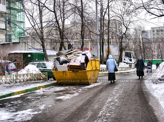 Москва. Городской пейзаж. Контейнер с мусором на Байкальской улице, район Гольяново (2009 год). Редакционное фото, фотограф lana1501 / Фотобанк Лори
