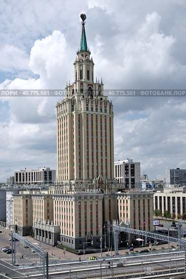Москва. Гостиница «Ленинградская» (Hilton Moscow Leningradskaya Hotel). Вид со смотровой площадки Казанского вокзала (2023 год). Редакционное фото, фотограф Илюхина Наталья / Фотобанк Лори