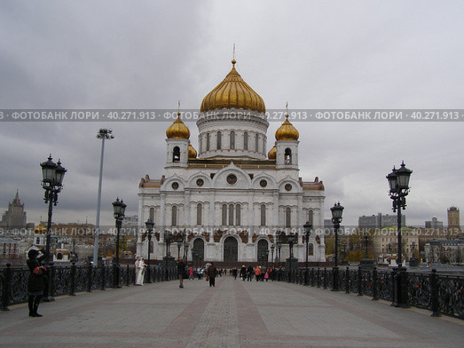 Москва. Храм Христа Спасителя и Патриарший мост в пасмурную погоду (2011 год). Стоковое фото, фотограф Оксана / Фотобанк Лори