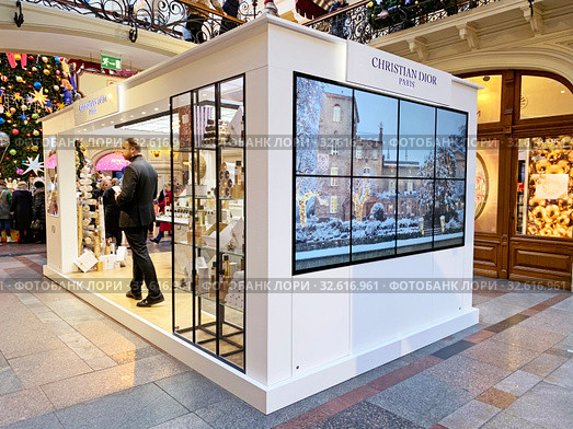 Москва, интерьер ГУМа перед Рождеством. Бутик Christian Dior Paris (2019 год). Редакционное фото, фотограф Овчинникова Ирина / Фотобанк Лори