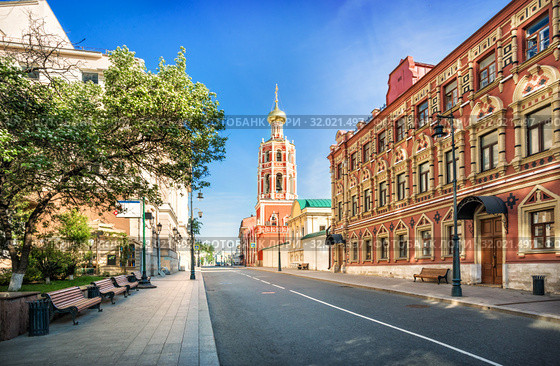 Москва. Колокольня на Петровке. The bell tower of the Petrovsky Monastery in Moscow (2019 год). Стоковое фото, фотограф Baturina Yuliya / Фотобанк Лори