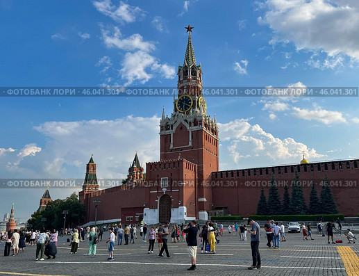Москва, Красная площадь. Московский Кремль. Спасская башня. Башни Кремля на заднем плане. Июль 2024 года. Moscow, Red Square. Moscow Kremlin. Spasskaya Tower. Kremlin towers in the background. July 2024. Редакционное фото, фотограф Александр Рыбалка / Фотобанк Лори