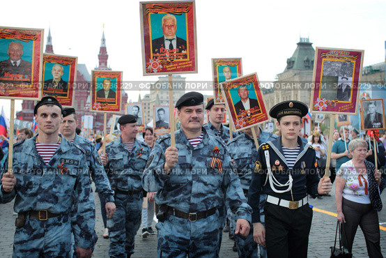 Москва, люди на марше "Бессмертный полк", колонна ОМОНа (2019 год). Редакционное фото, фотограф Дмитрий Неумоин / Фотобанк Лори