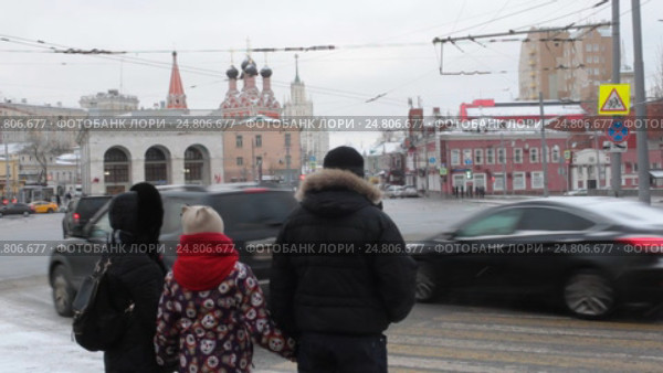 Москва, люди ожидаю сигнал светофора для перехода дороги на улице Солженицина, Таганская площадь (2017 год). Редакционное видео, видеограф Дмитрий Неумоин / Фотобанк Лори