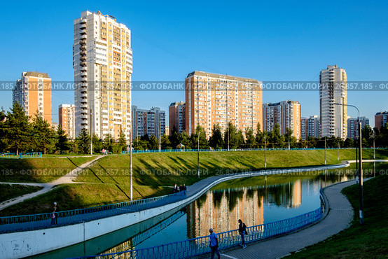 Москва, Марьино, Дюссельдорфский парк (2017 год). Редакционное фото, фотограф glokaya_kuzdra / Фотобанк Лори