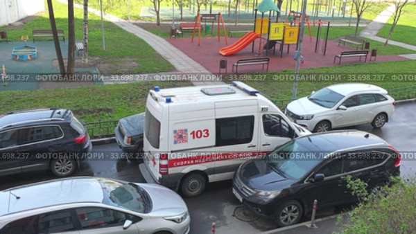 Москва. Машина скорой помощи выезжает из двора дома в спальном квартале (2020 год). Редакционное видео, видеограф Мила Демидова / Фотобанк Лори