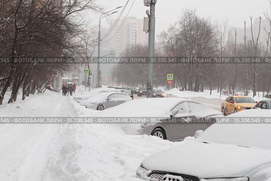 Москва, Нахимовский проспект  в снежном плену. Зимние сугробы 2021.Основной вид передвижения -пешеходы.  Автомобили в снежном плену. Снежный покров. Месячная норма. Дорожный знак "Проезд запрещен" - символ непогоды. Коллапс. Редакционное фото, фотограф Дмитрий Козлов / Фотобанк Лори