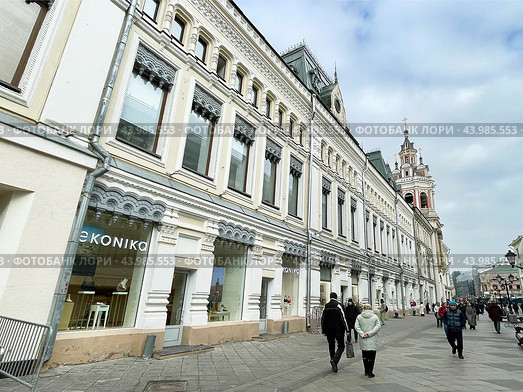 Москва, Никольская улица, дом 7-9, строение 4. Торговые ряды Заиконоспасского монастыря, 1895–1897 гг постройки. Редакционное фото, фотограф Овчинникова Ирина / Фотобанк Лори