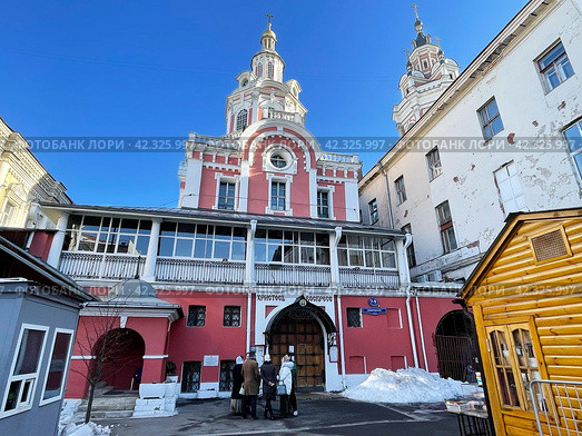 Москва, Никольская улица, дом 7-9, Заиконоспасский монастырь, 17 век постройки. Редакционное фото, фотограф Овчинникова Ирина / Фотобанк Лори