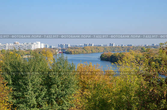 Москва. Осенний вид на Нагатинскую пойму (2014 год). Стоковое фото, фотограф Елена Коромыслова / Фотобанк Лори