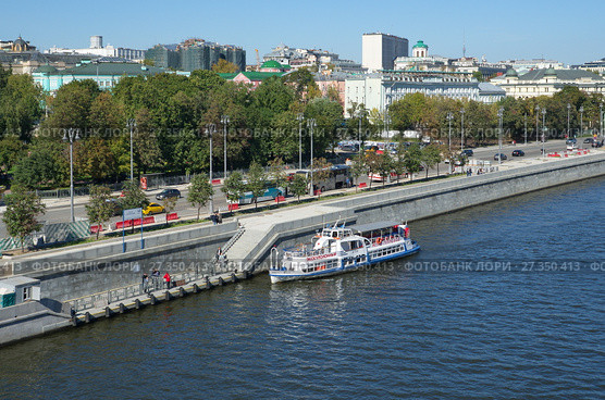 Москва. Осенний вид на Пречистенскую набережную. Экскурсионный теплоход причаливает к пристани (2017 год). Редакционное фото, фотограф Елена Коромыслова / Фотобанк Лори