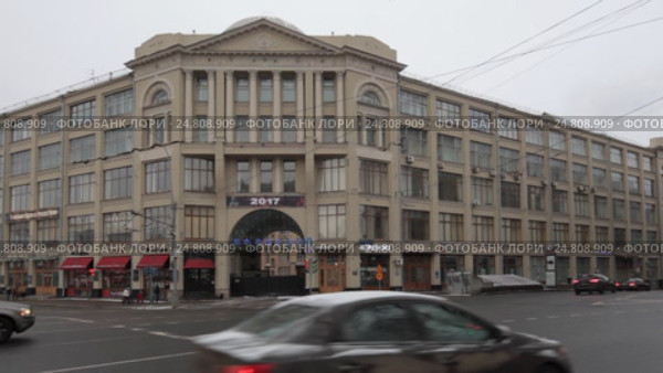 Москва, панорама дома справа на лево, Славянская площадь зимой (2017 год). Редакционное видео, видеограф Дмитрий Неумоин / Фотобанк Лори