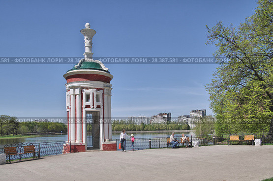 Москва. Парк "Усадьба Михалково". Вид на старую парковую беседку после реконструкции (2018 год). Редакционное фото, фотограф Илюхина Наталья / Фотобанк Лори
