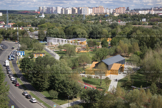 Москва. Парк Яуза. Сквер по улице Северодвинская, вид в сторону Мытищ (2022 год). Редакционное фото, фотограф Елена Орлова / Фотобанк Лори