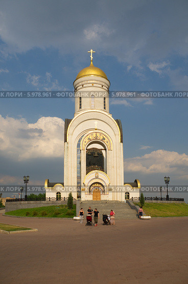 Москва, Поклонная гора. Храм вмч. Георгия Победоносца в Парке Победы (2014 год). Редакционное фото, фотограф Елена Коромыслова / Фотобанк Лори