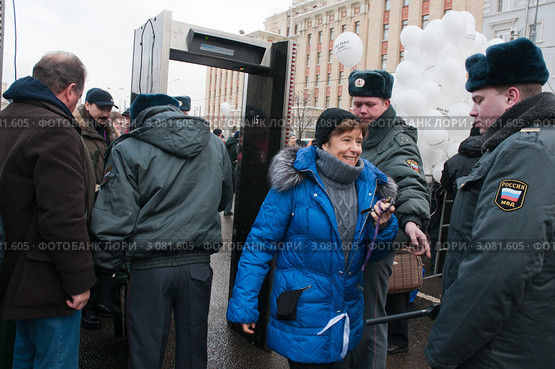 Москва. Полицейские досматривают женщину, пришедшую на митинг (2011 год). Редакционное фото, фотограф Ирина Фирсова / Фотобанк Лори
