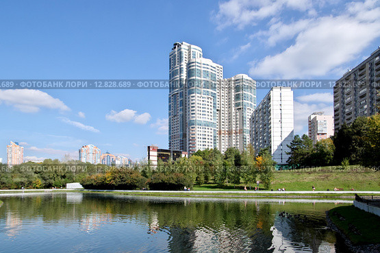 Москва. Пруд на реке Самородинка, Тропаревский парк (2015 год). Редакционное фото, фотограф Илюхина Наталья / Фотобанк Лори