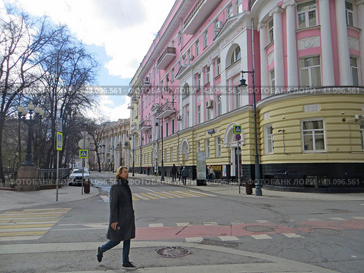 Москва ранней весной.Пересечение Малой Бронной улицы и Ермолаевского переулка. Доходный дом А.Д. Сидамона-Эристова . Россия. (2024 год). Редакционное фото, фотограф Мария Фетисова / Фотобанк Лори