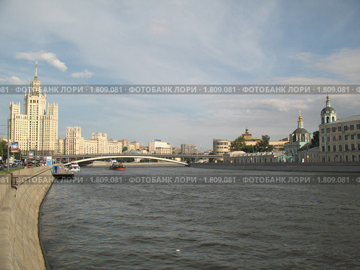 Москва-река и дом на Котельнической набережной (2010 год). Стоковое фото, фотограф Михаил Головкин / Фотобанк Лори