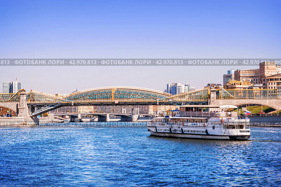 Москва-река с борта теплохода, мост Богдана Хмельницкого, Ростовская набережная, Москва (2023 год). Стоковое фото, фотограф Baturina Yuliya / Фотобанк Лори