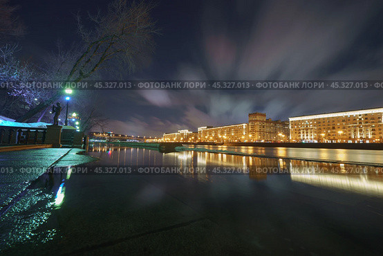 Москва река в районе Фрунзенской набережной ночью (2019 год). Стоковое фото, фотограф YuryKara / Фотобанк Лори