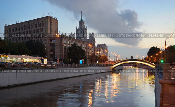 Москва, река Яуза, вид на Тессинский мост и высотку на Котельнической набережной (2016 год). Редакционное фото, фотограф Dmitry29 / Фотобанк Лори