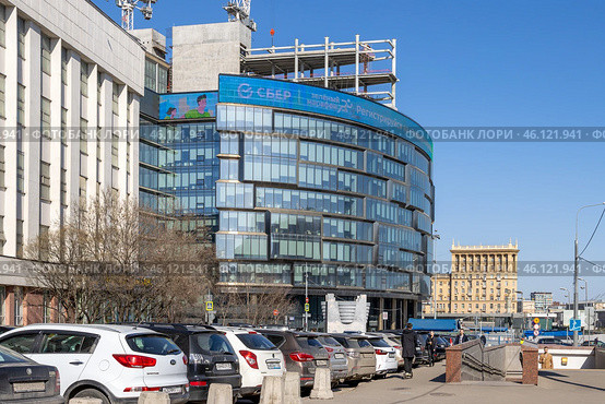 Москва, Россия. Городская улица. Вид на современное здание с рекламой компании «Сбер». (2023 год). Редакционное фото, фотограф Андрей Степанов / Фотобанк Лори