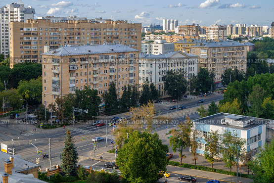 Москва, Сокольники, улица Стромынка (2021 год). Редакционное фото, фотограф glokaya_kuzdra / Фотобанк Лори