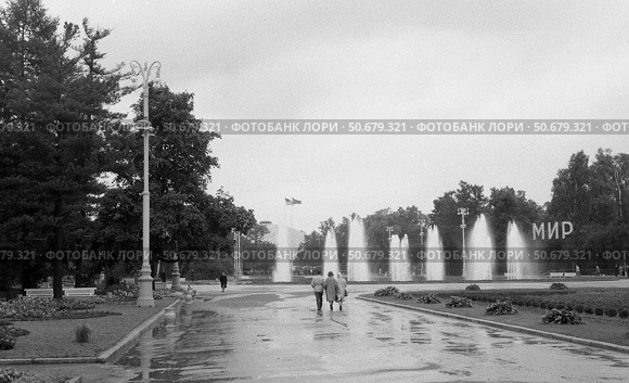Москва, СССР, - 1959 год: Центральная площадь в парке Сокольники во время Американской выставки. Редакционное фото, фотограф Михаил Дружинин / Фотобанк Лори