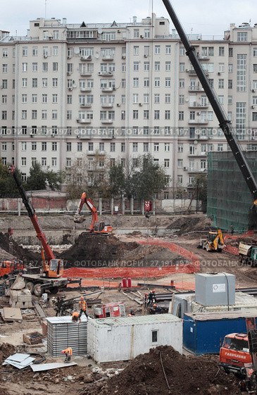 Москва, строительные работы и известный "Дом на набережной" (2017 год). Редакционное фото, фотограф Дмитрий Неумоин / Фотобанк Лори