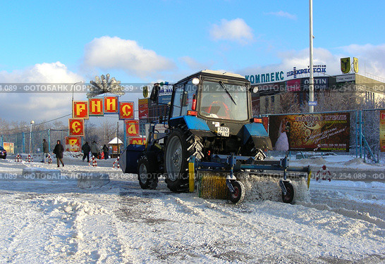 Москва. Трактор расчищает дорогу около "Измайловского вернисажа" (2010 год). Редакционное фото, фотограф lana1501 / Фотобанк Лори