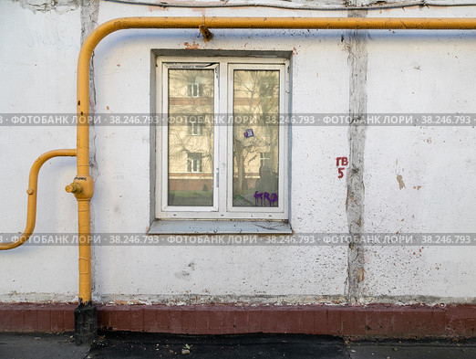 Москва, улица Ботаническая, 9. Газовый ввод. Желтая труба на фасаде старого панельного дома (2022 год). Стоковое фото, фотограф Наталья Николаева / Фотобанк Лори