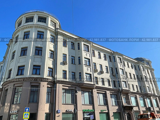 Москва, улица Сретенка, дом 26 на фоне синего неба. Дом Санкт-Петербургского общества страхования с кинотеатром «Одеон», 1912—1914 годы. Редакционное фото, фотограф Овчинникова Ирина / Фотобанк Лори