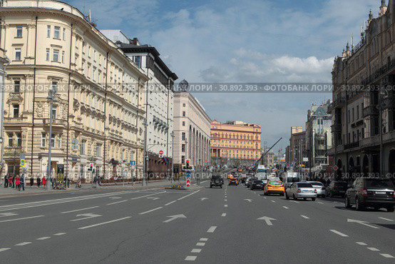 Москва улица Театральный проезд с видом на Лубянскую площадь (2019 год). Редакционное фото, фотограф Дмитрий Неумоин / Фотобанк Лори