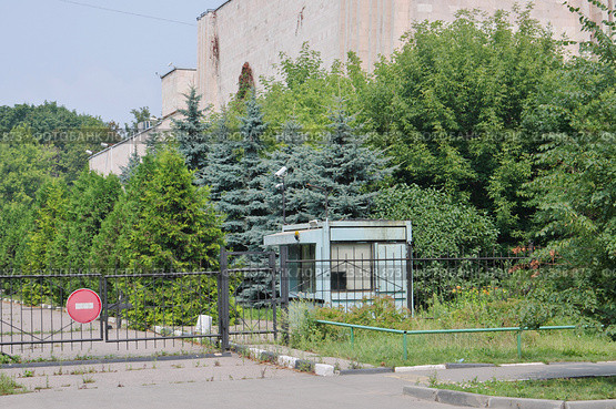 Москва, улица Врубеля, 12. Охраняемая территория. Московский государственный университет пищевых производств (2016 год). Стоковое фото, фотограф Илюхина Наталья / Фотобанк Лори
