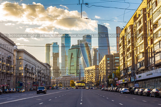 Москва. Вечерний вид на Большую Дорогомиловскую улицу и комплекс небоскребов «Москва-Сити» (2016 год). Редакционное фото, фотограф Владимир Сергеев / Фотобанк Лори