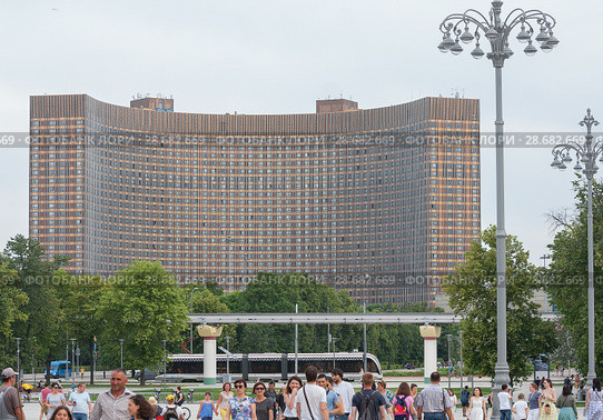 Москва. Вид на гостиницу "Космос" (Проспект Мира, дом 150 ) и монорельсовую дорогу со стороны главного входа ВДНХ в летний день (2018 год). Редакционное фото, фотограф Наталья Николаева / Фотобанк Лори