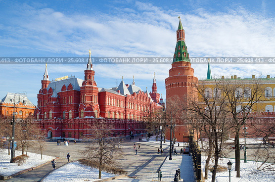 Москва. Вид на Исторический музей и Арсенальную башню Московского Кремля с Манежной площади (2017 год). Редакционное фото, фотограф Елена Коромыслова / Фотобанк Лори