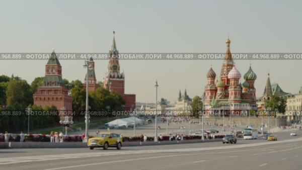Москва. Вид на Кремль, Красную площадь, Спасскую башню, Кремлевские куранты, Храм Василия Блаженного с Большого Москворецкого моста. Летнее теплое солнечное вечернее освещение. Редакционное видео, видеограф Сергей Никифоров-Гордеев / Фотобанк Лори
