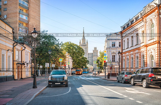 Москва. Вид на высотку с Б. Никитской улицы. View of the skyscraper from Bolshaya Nikitskaya Street (2019 год). Стоковое фото, фотограф Baturina Yuliya / Фотобанк Лори