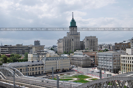 Москва. Вид со смотровой площадки Казанского вокзала на высотное здание на площади Красных Ворот (Садовая-Спасская улица, 21/1) (2023 год). Редакционное фото, фотограф Илюхина Наталья / Фотобанк Лори